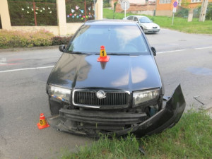 V Plumlově mladá řidička nezabrzdila auto. To se rozjelo a narazilo do motorkáře, který jel kolem