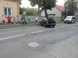 V Plumlově mladá řidička nezabrzdila auto. To se rozjelo a narazilo do motorkáře, který jel kolem