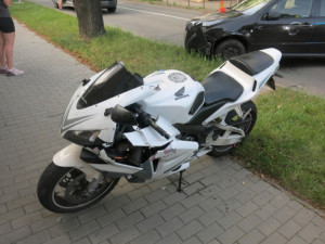 V Plumlově mladá řidička nezabrzdila auto. To se rozjelo a narazilo do motorkáře, který jel kolem