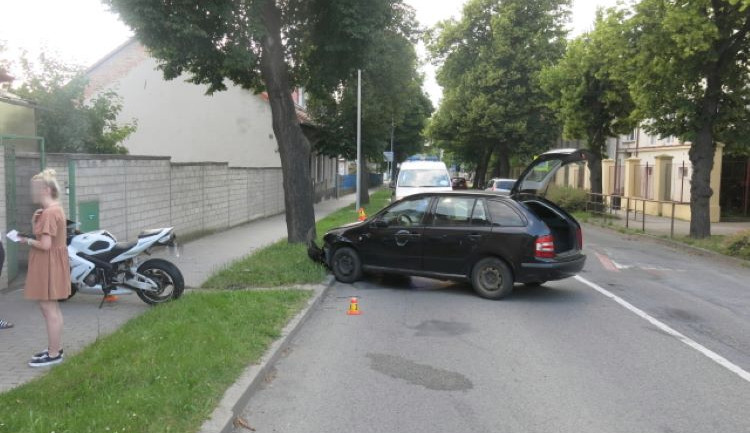 V Plumlově mladá řidička nezabrzdila auto. To se rozjelo a narazilo do motorkáře, který jel kolem