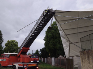 Na jihu kraje bouřky vyvracely stromy, v Olšanech vítr odnesl stan. Hasiči vyjížděli k desítkám případů