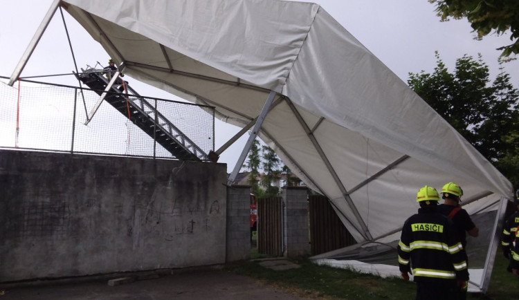Na jihu kraje bouřky vyvracely stromy, v Olšanech vítr odnesl stan. Hasiči vyjížděli k desítkám případů