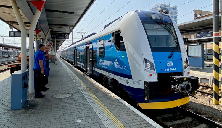 Na trať z Olomouce do Uničova a Šumperka vyjely nové soupravy RegioPanter. Mají Wi-Fi a nabíjení
