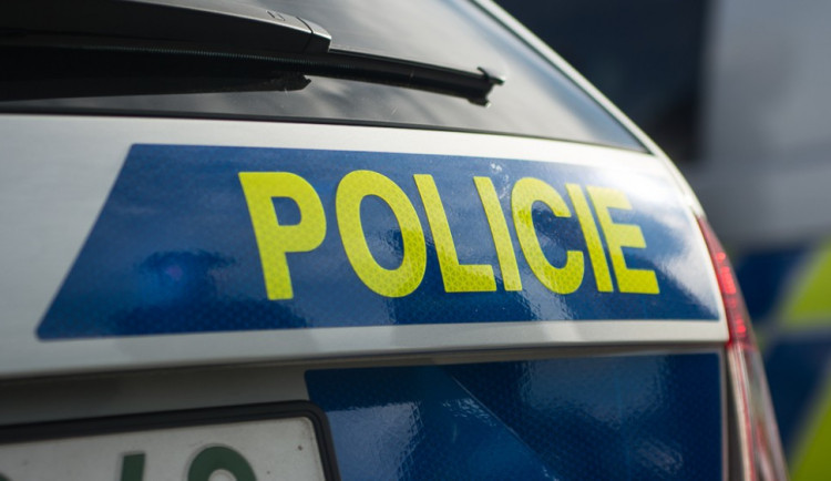 Neznámý ničema okradl ve vlaku ze Šumperka nevidomého muže. Z batohu mu vzal peněženku