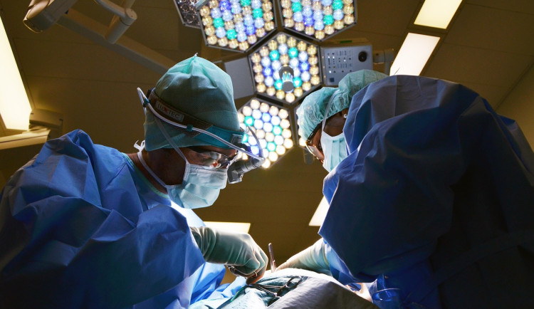 V šumperské nemocnici mají nové operační stoly. Chirurgům usnadňují práci