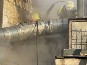 Hasiči zasahovali u požáru v Hlušovicích. Hořela tam výrobna pelet a sklad dřeva