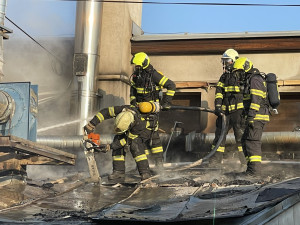 Hasiči zasahovali u požáru v Hlušovicích. Hořela tam výrobna pelet a sklad dřeva