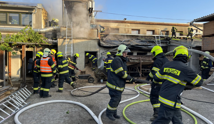 Hasiči zasahovali u požáru v Hlušovicích. Hořela tam výrobna pelet a sklad dřeva