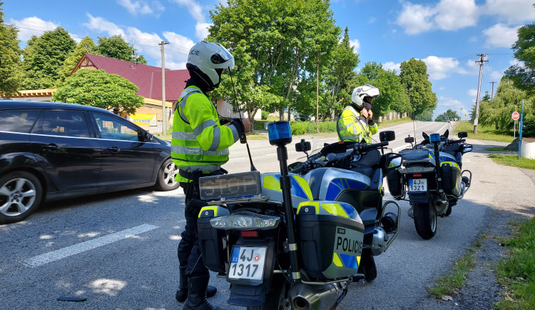 Řidiči v autech i motorkáři pod drobnohledem policistů, ti zjistili vyšší rychlost i jízdu bez pásů. Padlo 123 pokut