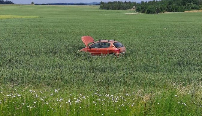 FOTO: Devatenáctiletý řidič v autě nezvládl smyk, přejel do pole a přetočil se přes střechu