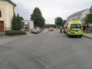 Opilý řidič vezl na Přerovsku dítě bez autosedačky a na sjeté pneumatice. S autem narazil do hřbitovní zdi