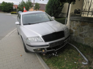 Opilý řidič vezl na Přerovsku dítě bez autosedačky a na sjeté pneumatice. S autem narazil do hřbitovní zdi