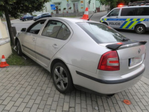 Opilý řidič vezl na Přerovsku dítě bez autosedačky a na sjeté pneumatice. S autem narazil do hřbitovní zdi