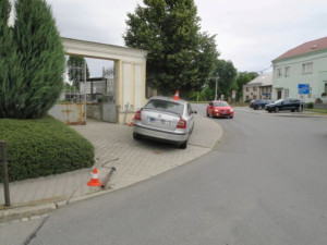 Opilý řidič vezl na Přerovsku dítě bez autosedačky a na sjeté pneumatice. S autem narazil do hřbitovní zdi