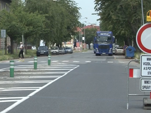 VIDEO: Opravy důležité Jeremenkovy ulice komplikují dopravu. Autobusy MHD to postihne od července