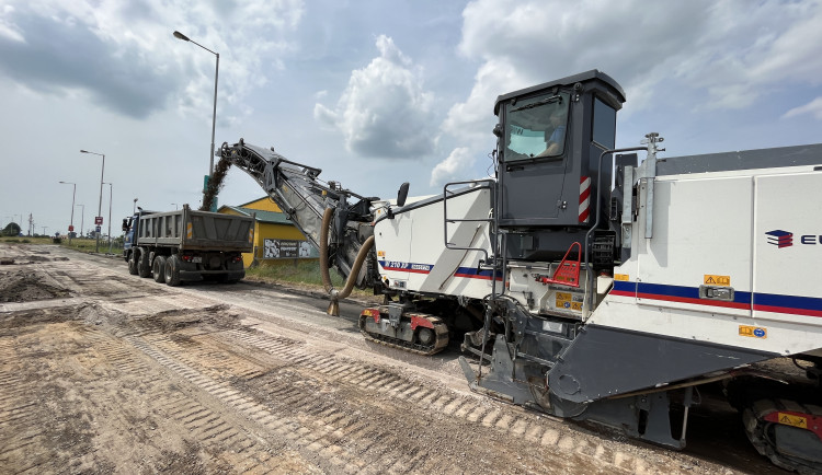 U hradeckého ČKD pokračuje oprava okružní křižovatky přesně podle plánu
