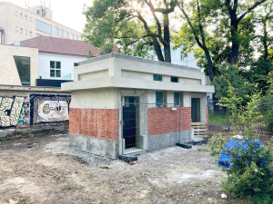 Opravené toalety v Čechových sadech začnou sloužit již na konci července. Budou bezbariérové