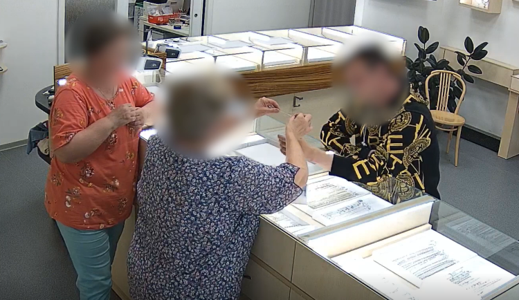 VIDEO: Zloděje ve zlatnictví v centru Olomouce ukradl řetízek a prchal k náplavce. Tam zakopl