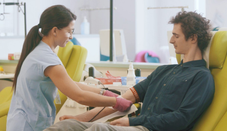 Současní dárci krve v Trutnově stárnou, nemocnice potřebuje nové posily, osloví firmy