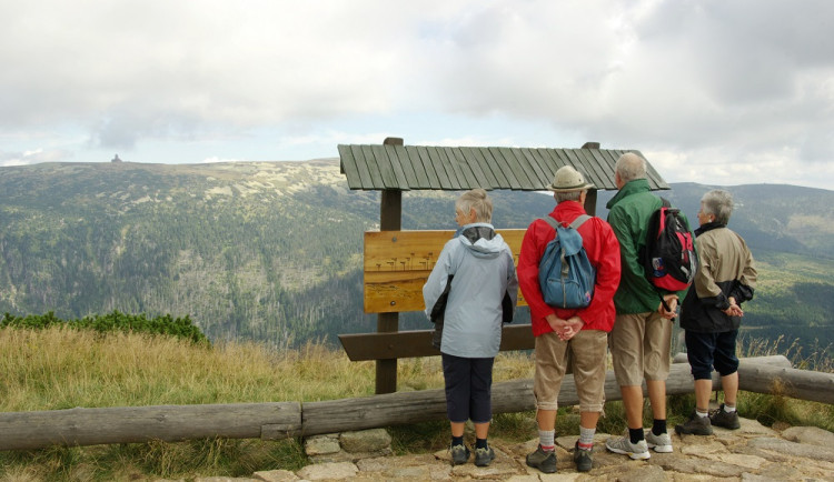 Zapomeňte na drony a nestavte pyramidy z kamenů, apelují na turisty správci Krkonoš