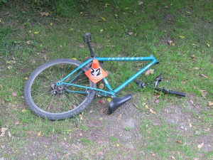 Záchranářský vrtulník letěl do Kopřivné pro školáka. Na kole vjížděl na hlavní silnici a srazil se s autem