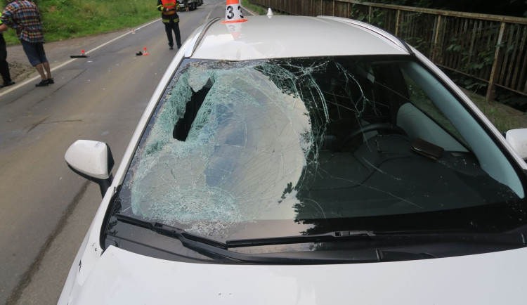 Záchranářský vrtulník letěl do Kopřivné pro školáka. Na kole vjížděl na hlavní silnici a srazil se s autem