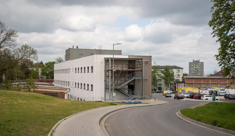 Stavba nové nemocniční budovy v severozápadní části areálu FN Olomouc vyšla na 182 milionů korun.