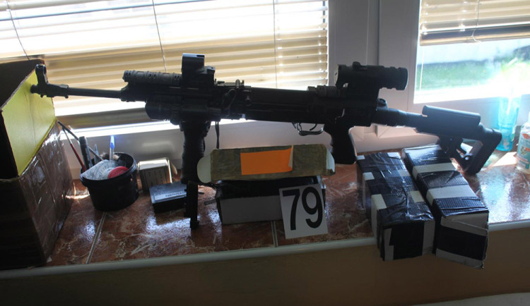 Policisté zajistili při domovních prohlídkách přes sedmdesát zbraní různých typů