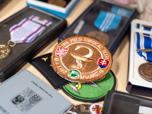 Armádní veteránka vede sestřičky v olomoucké nemocnici. Na zámku v Lánech se setkala s první dámou