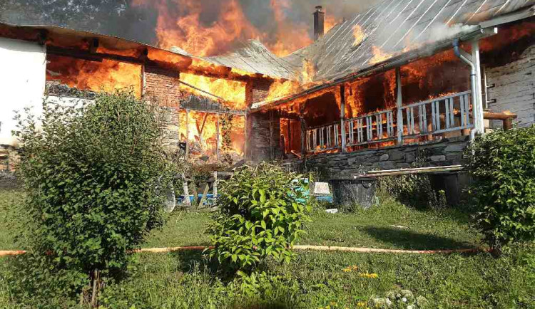 Na Šumpersku hořel rodinný dům blízko lesa. Hasiči vyslali jednotky pro druhý stupeň poplachu