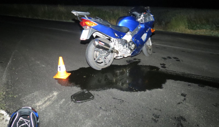 VIDEO: Motorkář na Hondě jel přes obce na Náchodsku 170, v patách měl policejní vůz