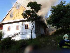 Na Šumpersku hoří rodinný dům blízko lesa. Hasiči vyhlásili druhý stupeň poplachu