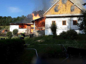 Na Šumpersku hoří rodinný dům blízko lesa. Hasiči vyhlásili druhý stupeň poplachu