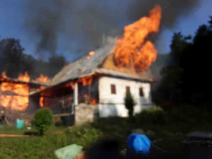 Na Šumpersku hoří rodinný dům blízko lesa. Hasiči vyhlásili druhý stupeň poplachu