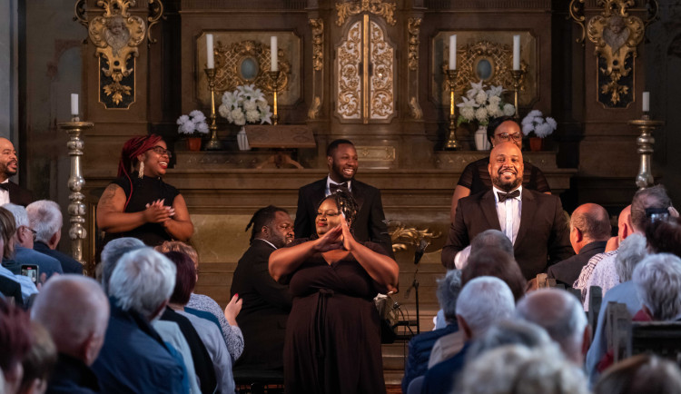 Festival Za poklady Broumovska naservíruje rakouskou harfenistku