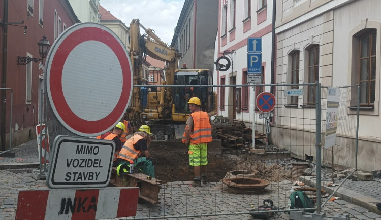 Těžká technika najela v další vlně do ulic hradeckého centra
