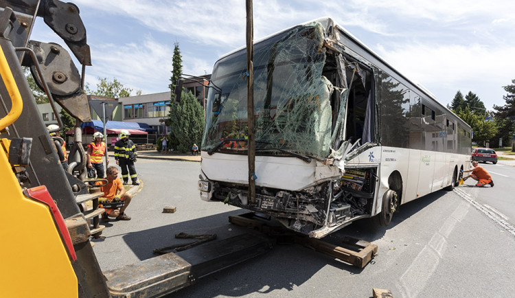 V Lutíně naboural autobus do domu, zranění utrpělo pět lidí