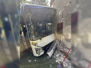 Autobus naboural do rodinného domu v Lutíně