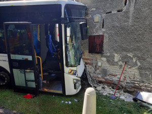 V Lutíně naboural autobus do domu, zranění utrpělo pět lidí