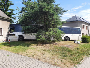V Lutíně naboural autobus do domu, zranění utrpělo pět lidí