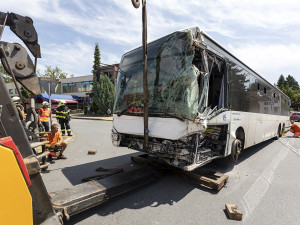 V Lutíně naboural autobus do domu, zranění utrpělo pět lidí