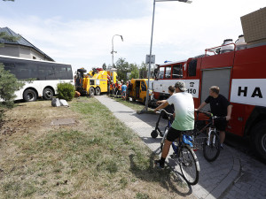 V Lutíně naboural autobus do domu, zranění utrpělo pět lidí