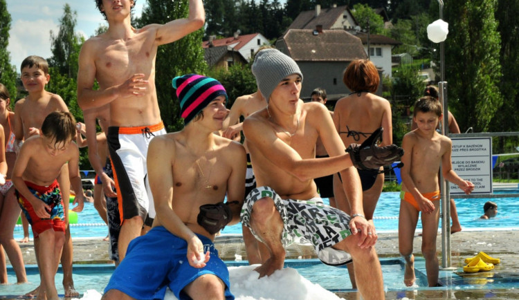 Náchodské koupaliště zažije letní koulovačku, sněhu bude dostatek