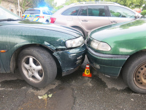 Demoliční jízda se čtyřmi promile. Zpitý šofér naboural v Prostějově pět aut