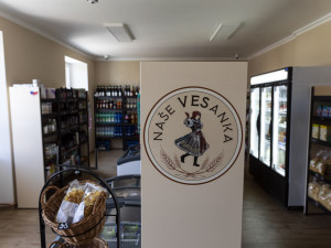 FOTOGALERIE: Na nákup s QR kódem. První bezobslužná prodejna v kraji funguje v Měrotíně