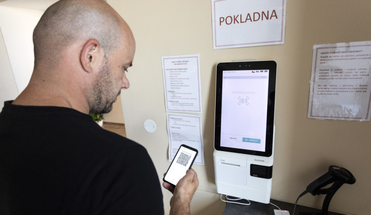 Na nákup s QR kódem. První bezobslužná prodejna v kraji funguje v Měrotíně