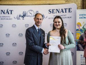 Studentka z Olomouce převzala v Senátu ocenění. Předal jí ho vévoda z Edinburghu