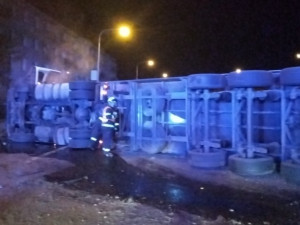 Hasiči nad ránem zasahovali u autonehody na Velkomoravské ulici. Museli řešit převrácený kamion