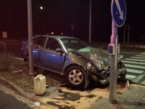 Hasiči nad ránem zasahovali u autonehody na Velkomoravské ulici. Museli řešit převrácený kamion