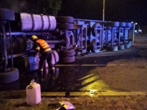 Hasiči nad ránem zasahovali u autonehody na Velkomoravské ulici. Museli řešit převrácený kamion